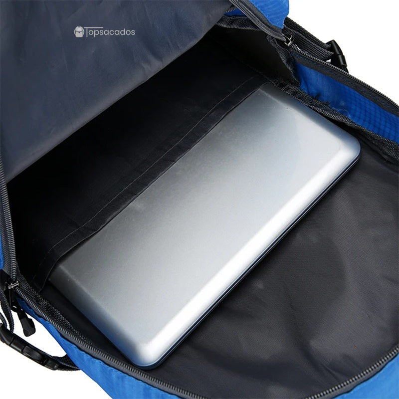 Sac à dos 40L randonnée compartiment principal ouvert avec un ordinateur portable à l'intérieur