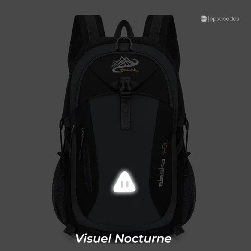 Sac à dos 40L randonnée noir avec élément réfléchissant visible de nuit, fond sombre