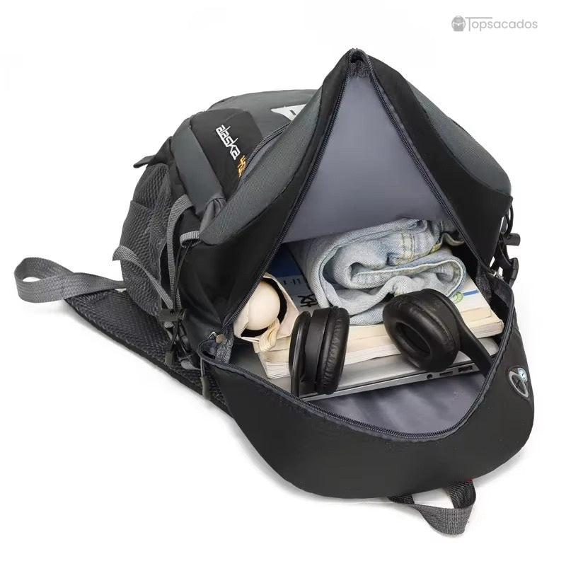 Sac à dos 40L randonnée ouvert avec vêtements, écouteurs et ordinateur, démonstration de la capacité