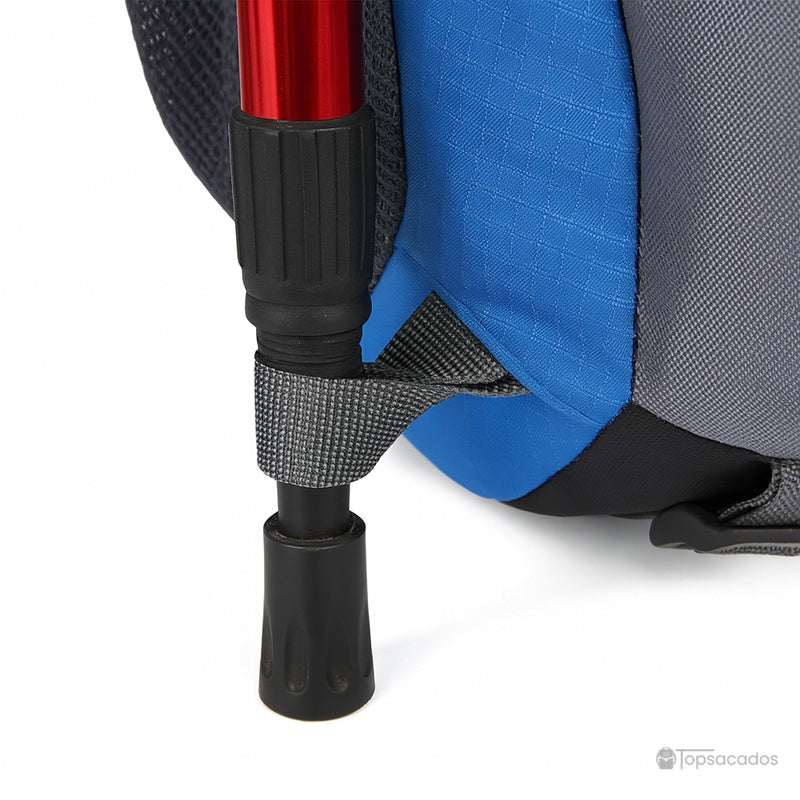 Sac à dos 40L randonnée fixation inférieure pour bâton de marche, gros plan sur sangle de maintien