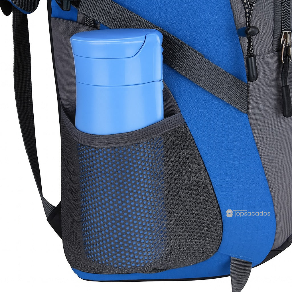 Sac à dos 40L randonnée poche latérale en filet contenant une gourde bleue, compartiment extensible