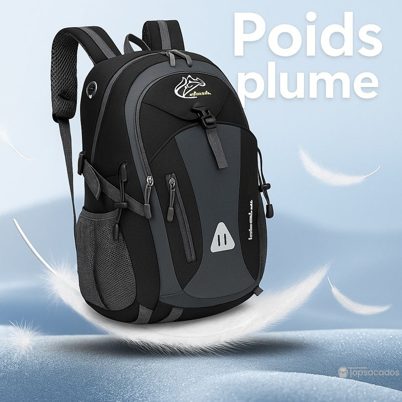 Sac à dos 40L randonnée noir posé sur une plume avec fond bleu ciel, mise en avant de sa légèreté