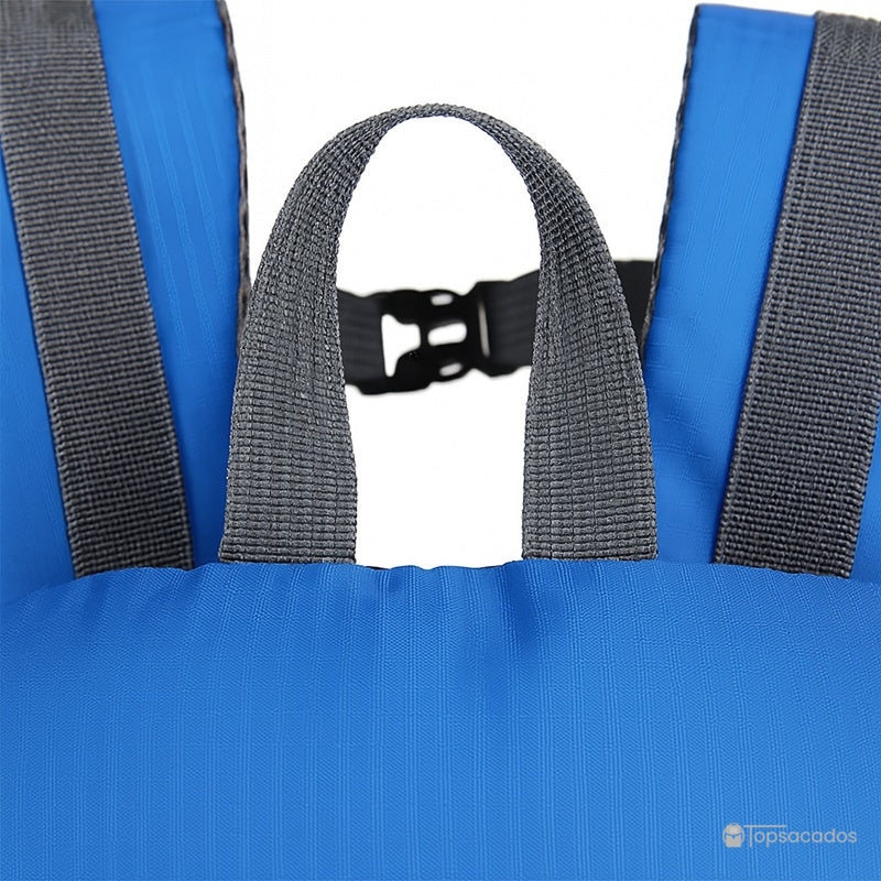 Sac à dos 40L randonnée vue rapprochée de la sangle d’accrochage supérieure entre les bretelles