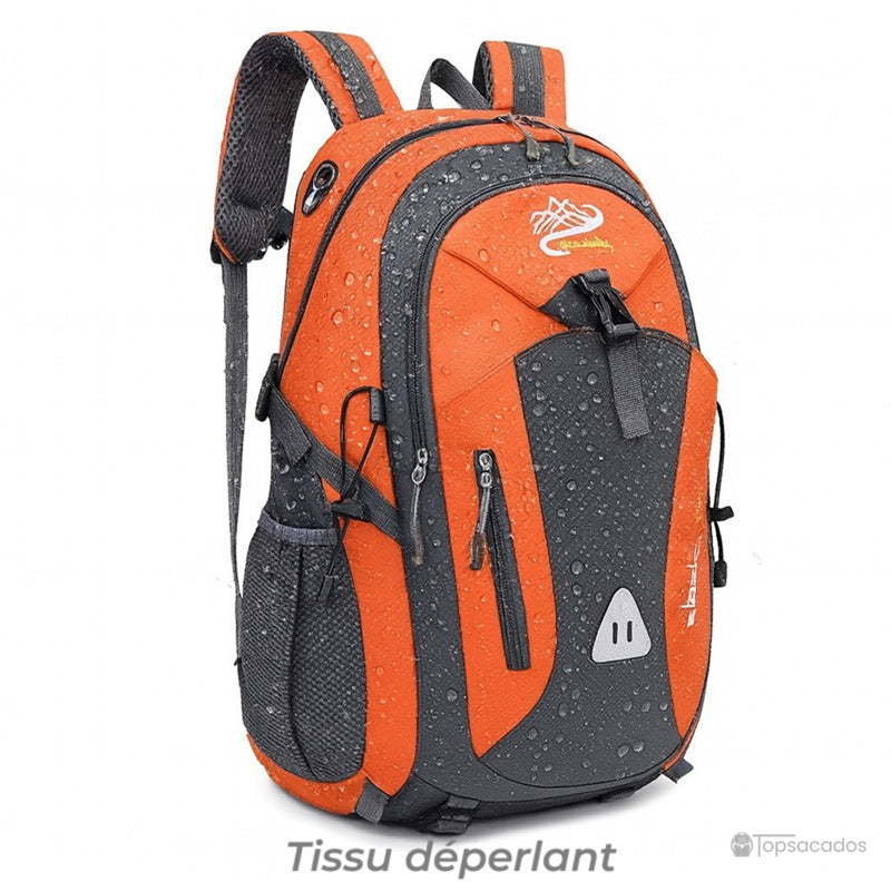 Sac à dos 40L randonnée orange en tissu déperlant avec gouttes d’eau visibles sur la surface, fond neutre