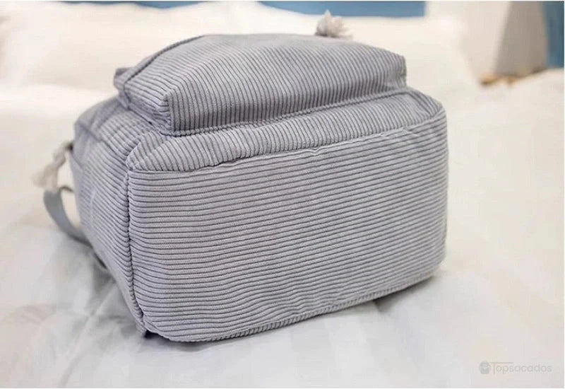 sac à dos college en velours cotelé gris vu de dessous, montrant la texture côtelée et la base renforcée