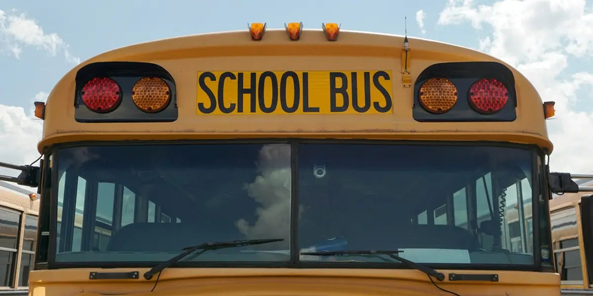 Illustration pour la collection Sac à dos École- Bus scolaire jaune devant une école, symbole du quotidien des élèves