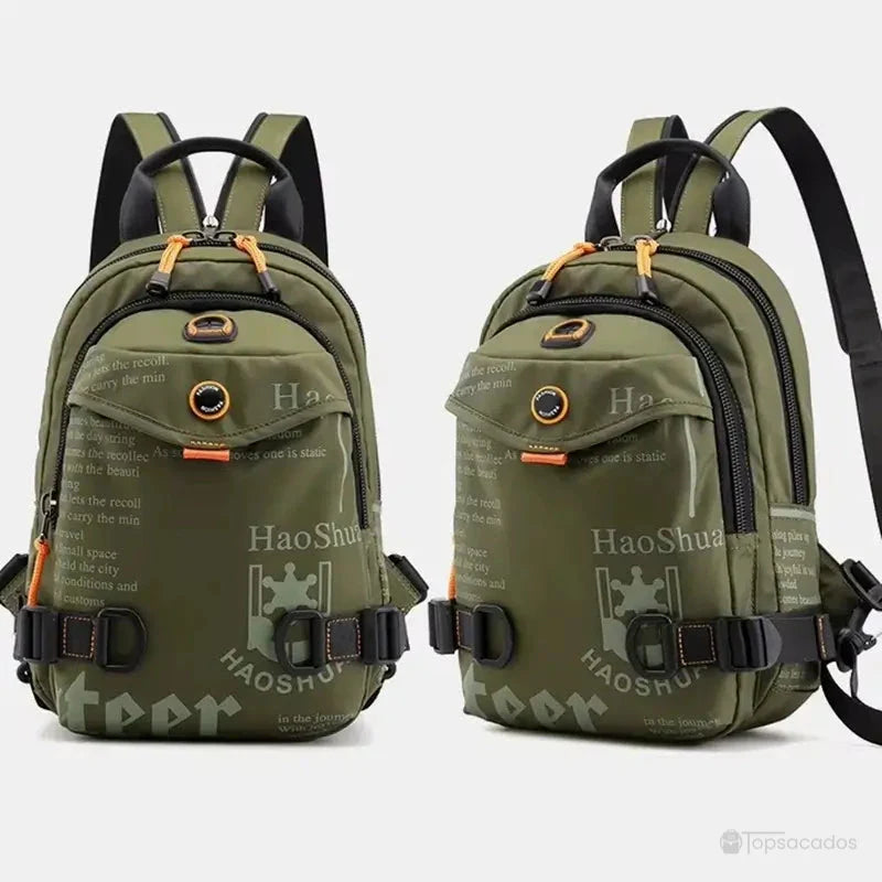 Petit Sac à dos vert armée présenté en double vue, face et angle trois-quarts, avec détails orange et noir sur fond gris clair