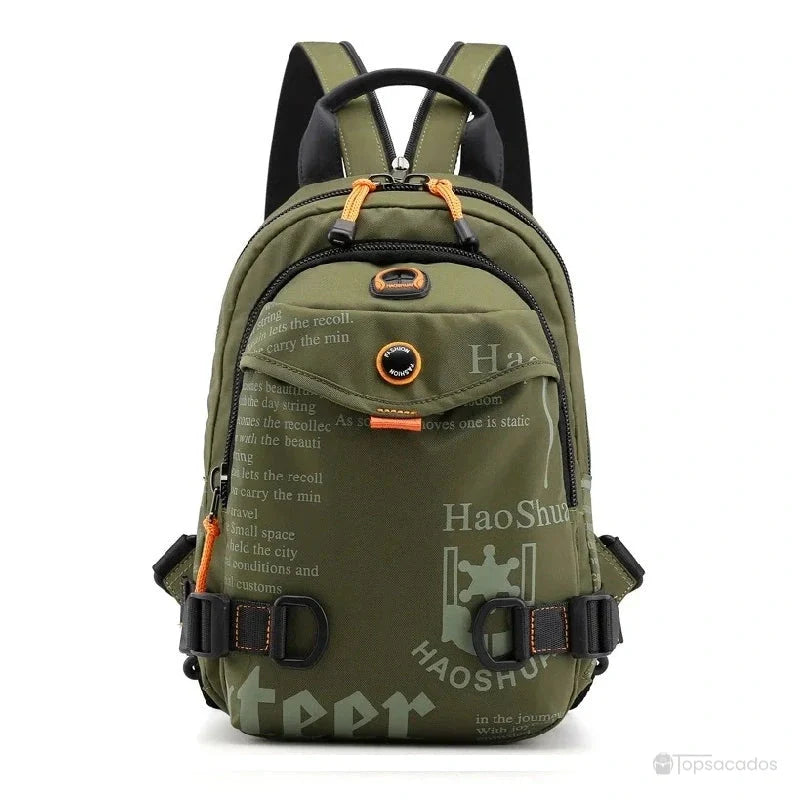 Petit Sac à dos vert armée vu de face, avec imprimé graphique et sangles réglables orange et noire, sur fond blanc