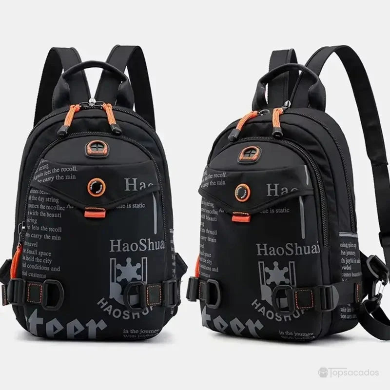 Petit Sac à dos noir présenté en double vue, face et latérale, sur fond gris clair avec éléments orange visibles sur les fermetures et les poches