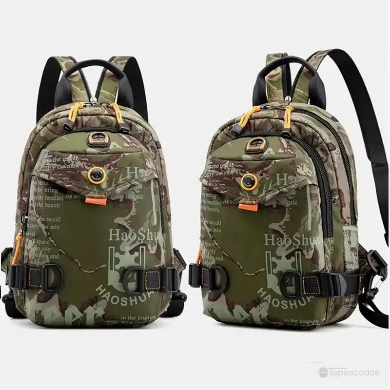 Petit Sac à dos camouflage présenté en double vue, face et côté, sur fond gris clair avec impressions blanches et attaches visibles