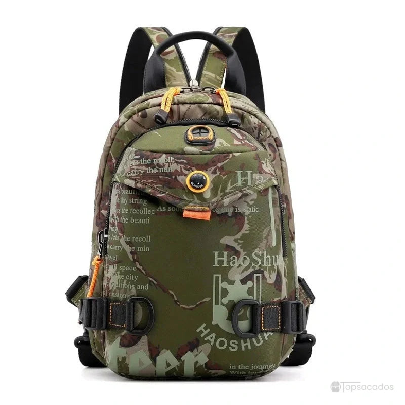 Petit Sac à dos camouflage vert et brun, vu de face avec imprimés clairs et attaches robustes, photographié sur fond blanc