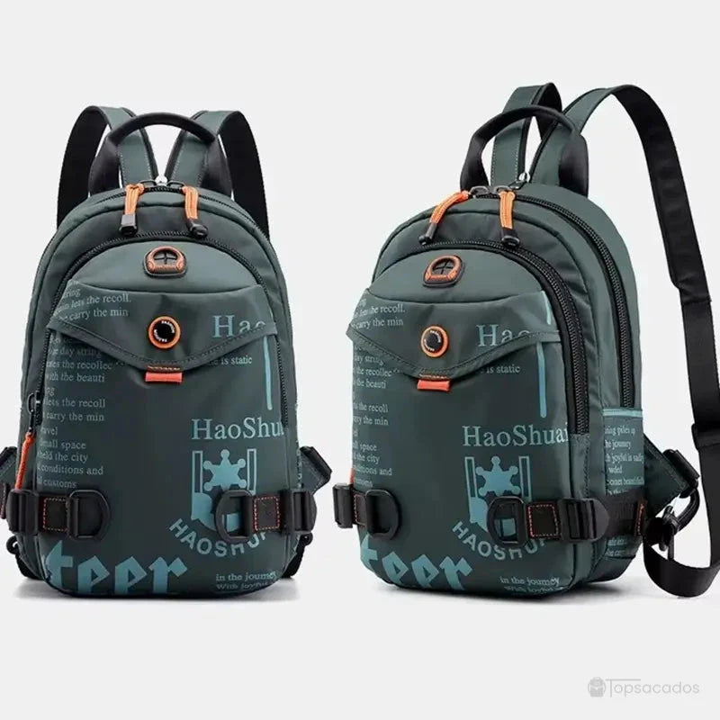 Petit Sac à dos vert foncé présenté en double vue, de face et de côté, sur fond gris clair, avec fermeture zippée visible