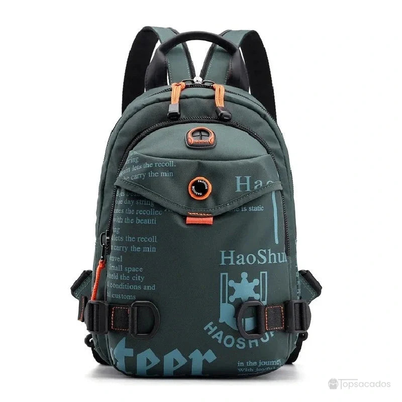 Petit Sac à dos vert sapin photographié de face sur fond blanc, avec imprimés bleus et attaches contrastées noires et orange