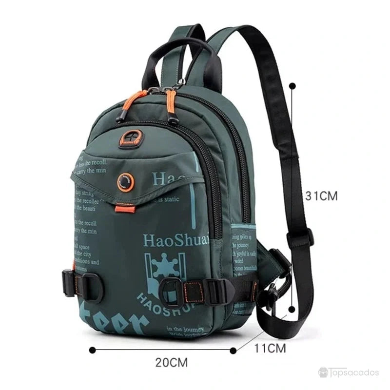 Petit Sac à dos vert foncé avec indication des dimensions 31 cm x 20 cm x 11 cm, sur fond blanc, vue de côté