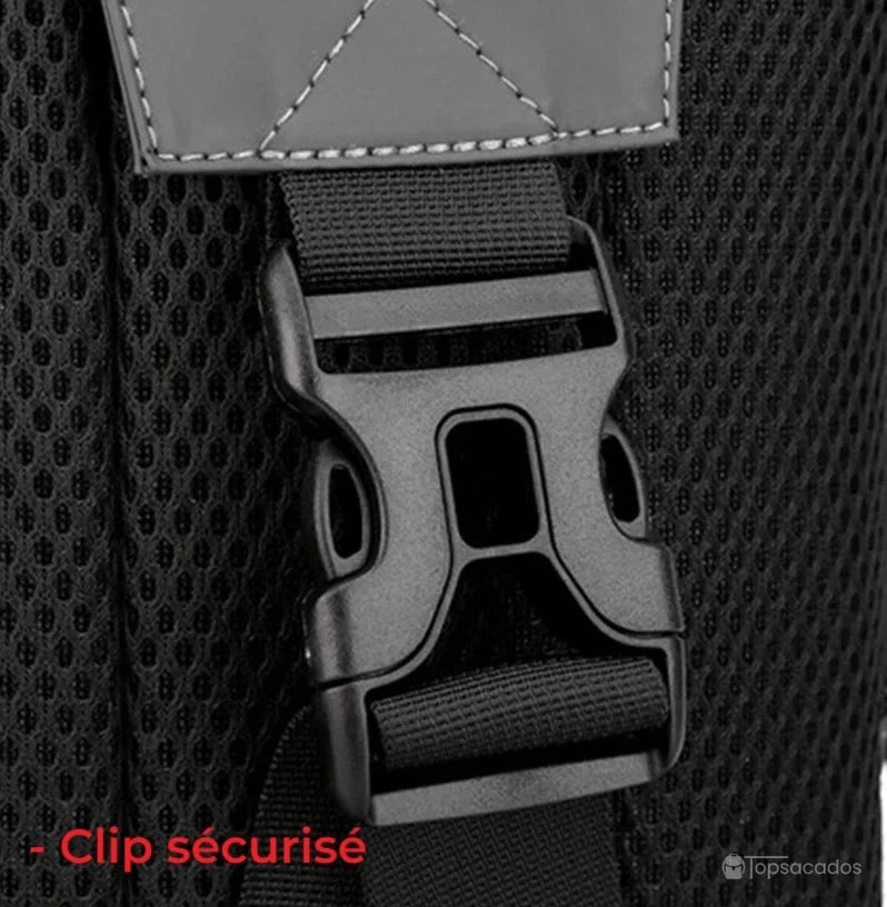 Petit sac à dos homme zoom sur clip sécurisé noir, fixé sur une maille respirante, assurant un port stable et fiable.