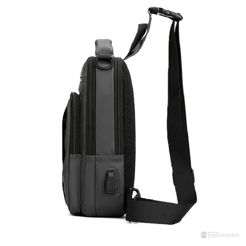 Petit sac à dos homme vu de profil, montrant l'épaisseur compacte et port USB latéral sur fond blanc.