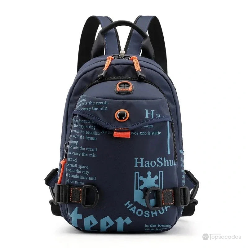 Petit Sac à dos bleu marine vu de face, avec imprimés bleus clairs et attaches orange, sur fond blanc