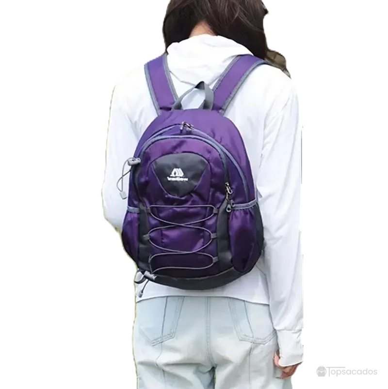 Petit Sac à dos randonnée femme violet porté par une femme de dos en tenue de randonnée, parfait pour une balade en nature.