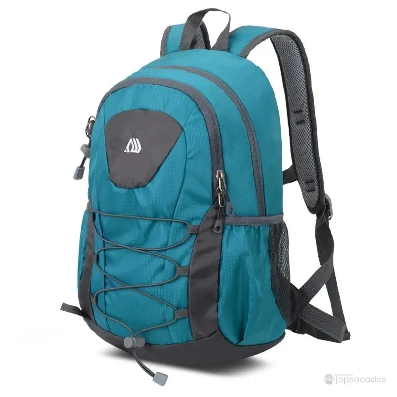 Petit Sac à dos randonnée bleu turquoise avec finitions grises, compartiments multiples et filet latéral visible.