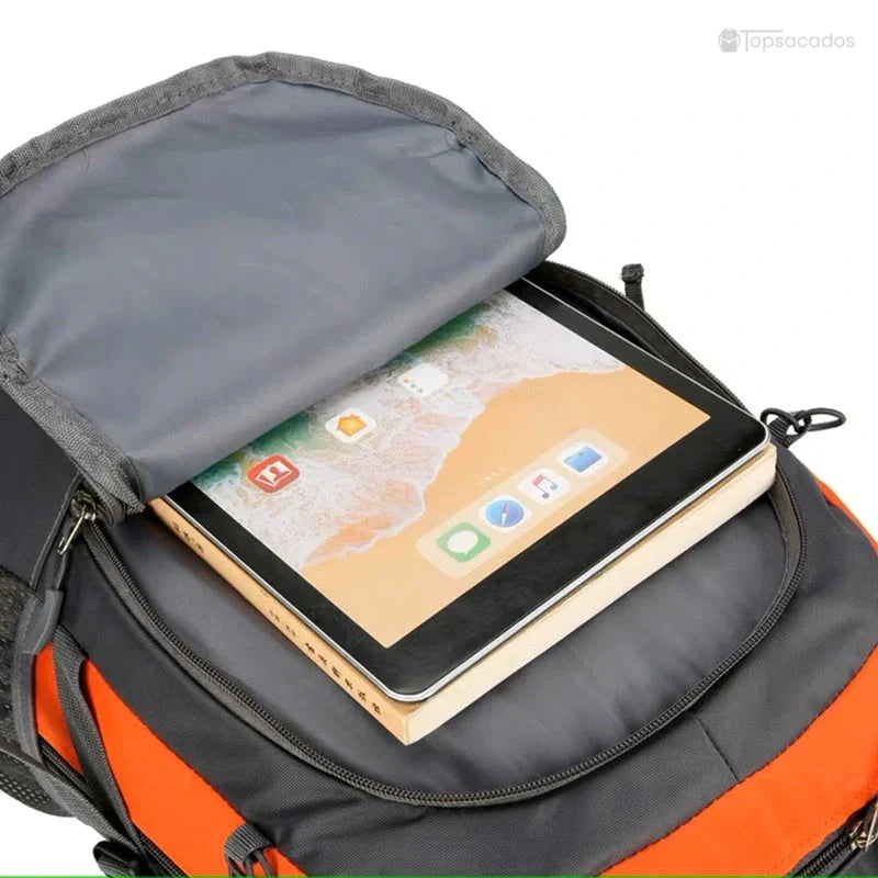 Petit Sac à dos randonnée avec grande poche principale contenant une tablette, parfait pour transporter ses objets numériques en randonnée.