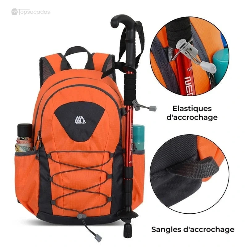 Petit Sac à dos randonnée avec sangles et élastiques d'accrochage fixant un bâton de randonnée sur le côté.