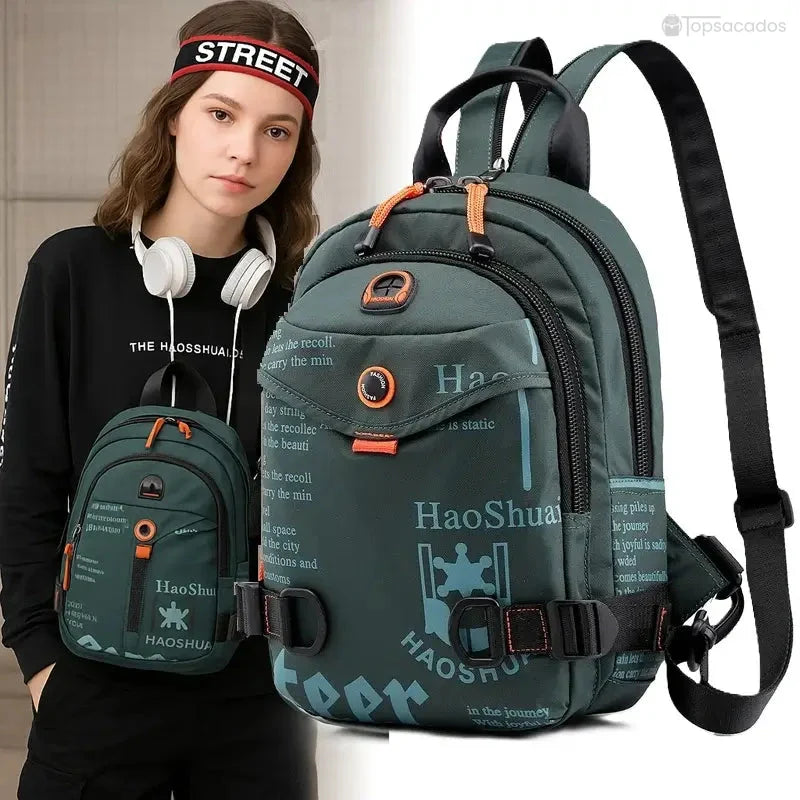 Petit Sac à dos porté par une adolescente avec casque audio autour du cou, fond neutre, vue produit agrandie à droite