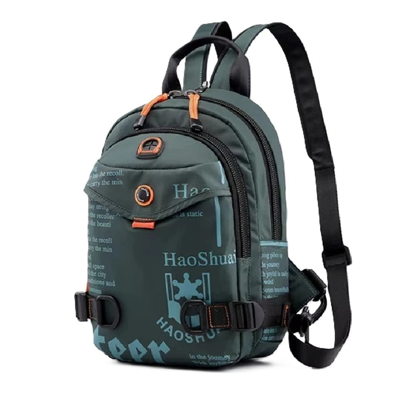 Petit Sac à dos vert foncé avec texte imprimé, photographié sur fond blanc, vue légèrement de côté avec une sangle noire ajustable en arrière-plan