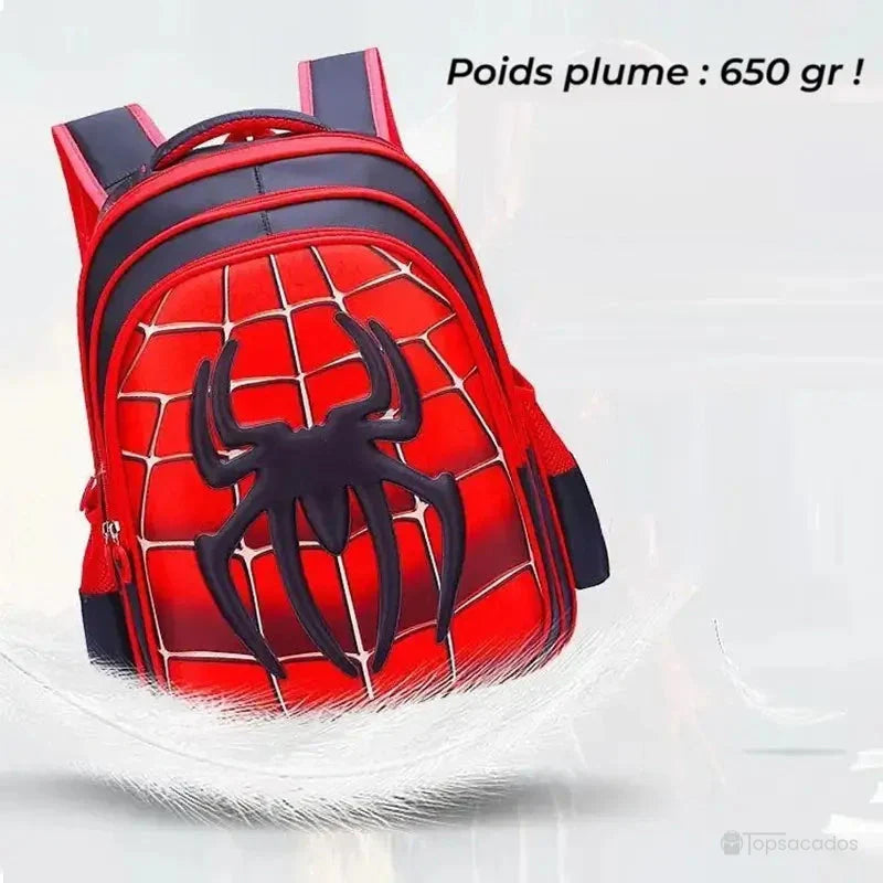 Sac à dos maternelle araignée rouge léger de 650 grammes, présenté sur fond clair avec effet plume illustrant sa légèreté.