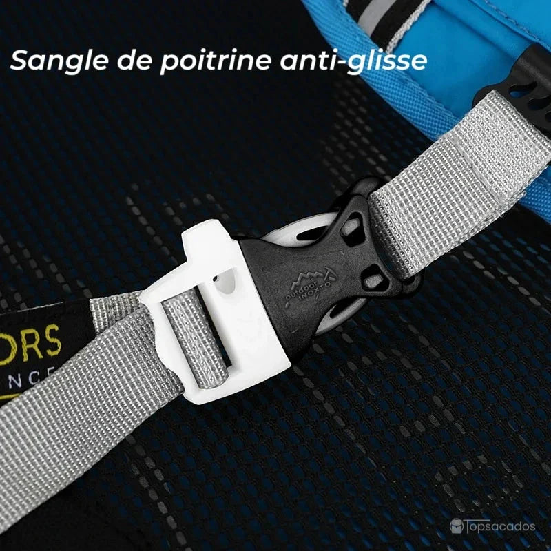 Sac à dos 20 L randonnée avec gros plan sur sangle de poitrine anti-glisse, boucle solide et sangles grises