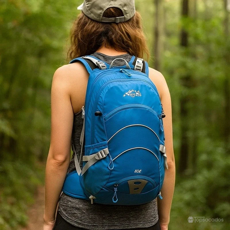 Sac à dos 20 L randonnée bleu porté en randonnée par femme dans forêt, ajustement parfait et confort de port