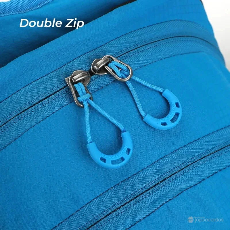 Sac à dos 20 L randonnée gros plan sur double zip bleu avec poignées robustes et coutures renforcées