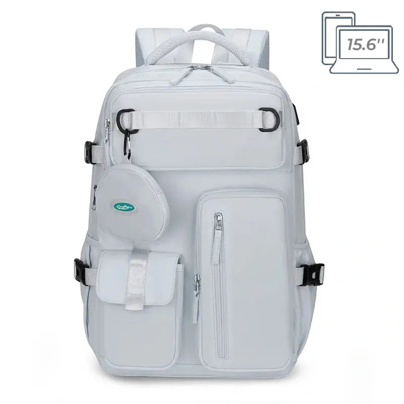 Sac à dos 25l gris clair posé droit avec poches et sangles apparentes, sur fond uni