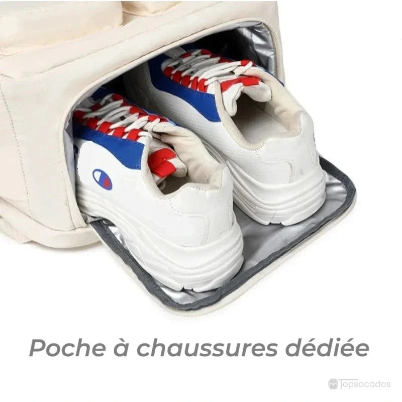 Sac à dos 25l avec poche dédiée contenant une paire de baskets blanches et rouges, compartiment semi-ouvert