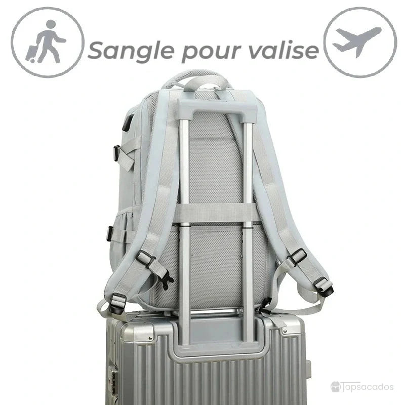 Sac à dos 25l fixé sur une valise à roulettes grâce à une sangle arrière, parfait pour les voyages en avion