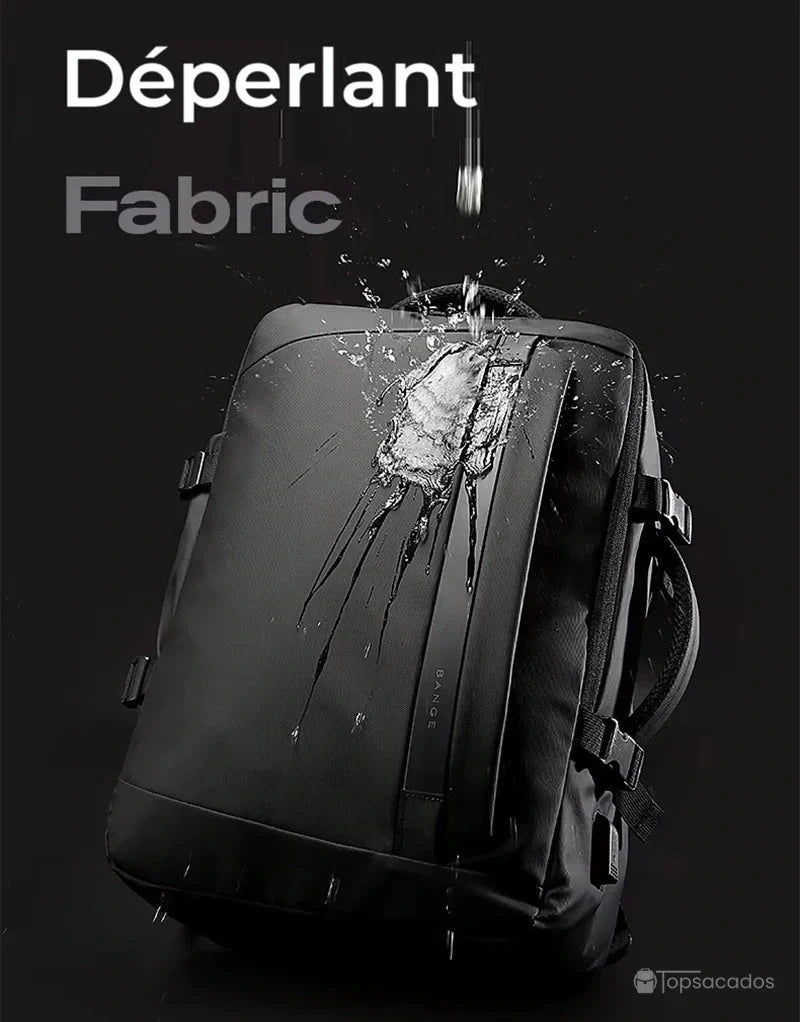 Sac Ă dos 30 litres avec port usb â Gouttes dâeau ruisselant sur la surface impermĂ©able du Sac, prouvant sa protection contre la pluie