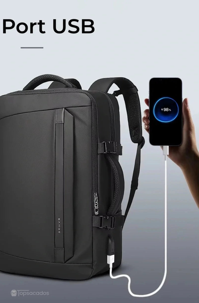Sac Ă dos 30 litres avec port usb â PrĂ©sentation du port USB en pleine utilisation avec un smartphone en charge, dĂ©montrant sa praticitĂ©