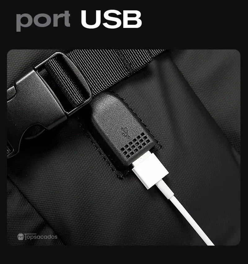 Sac Ă dos 30 litres avec port usb â Gros plan sur le port USB intĂ©grĂ© sur le cĂŽtĂ© du Sac, prĂȘt pour connecter un cĂąble de charge