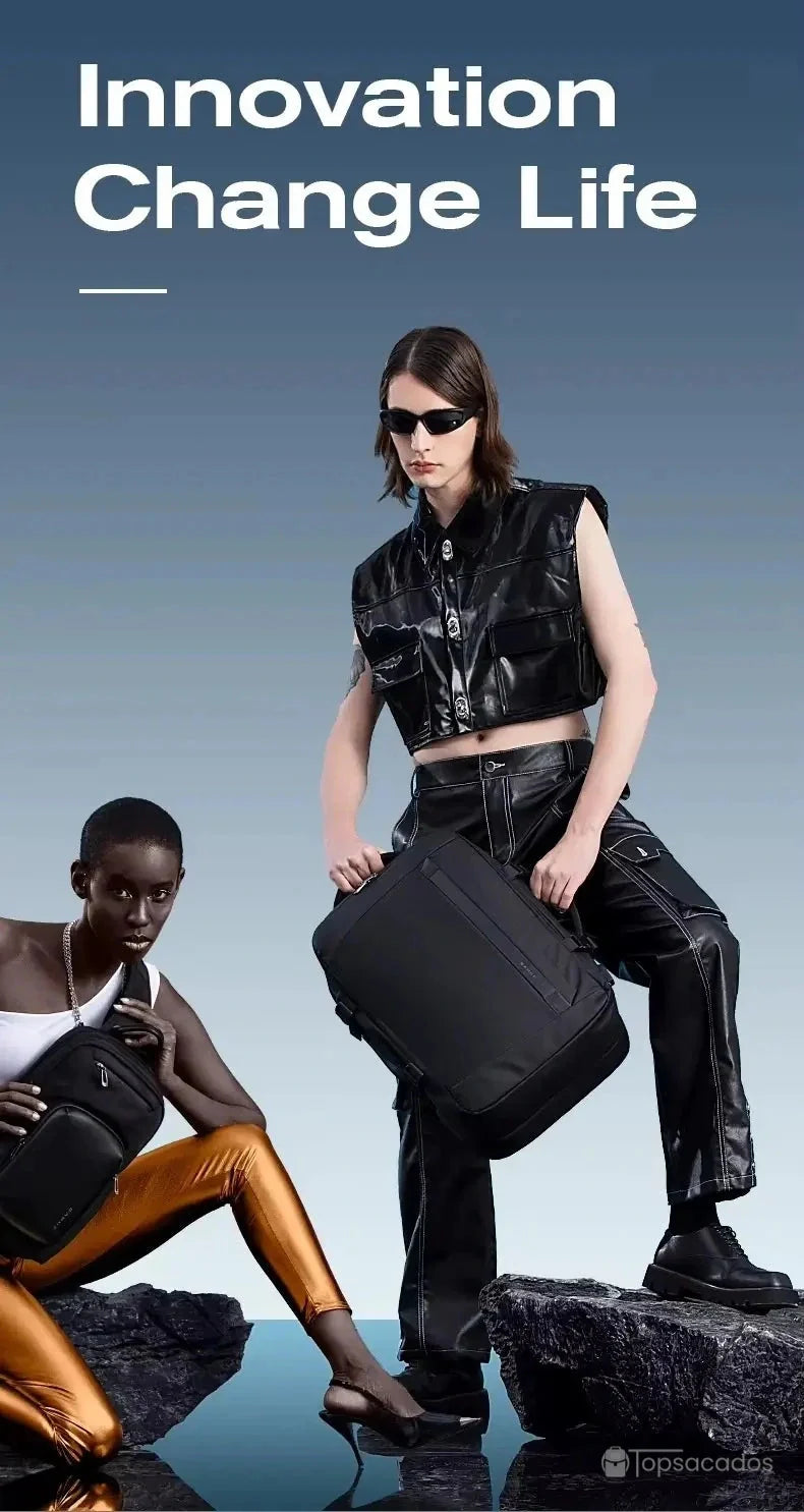 Sac Ă dos 30 litres avec port usb â Mise en scĂšne artistique avec deux mannequins posant avec le Sac sur fond bleu futuriste