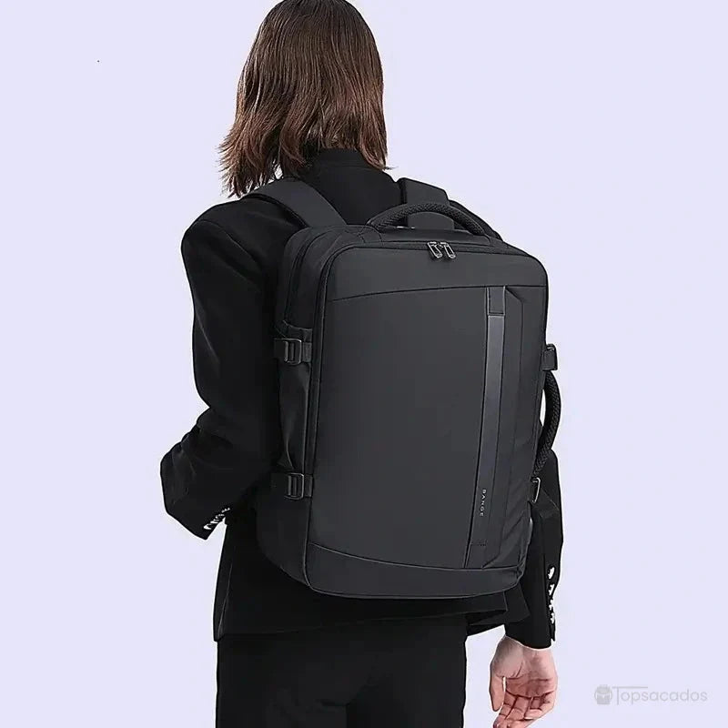 Sac Ă dos 30 litres avec port usb â Homme en costume vu de dos portant le Sac Ă dos sur fond violet clair, montrant le confort du port