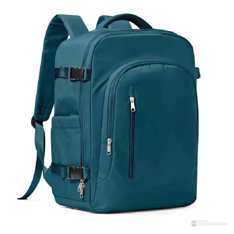 Sac à dos 30 litres bleu paon photographié de biais, poches latérales et doubles fermetures éclairs apparentes