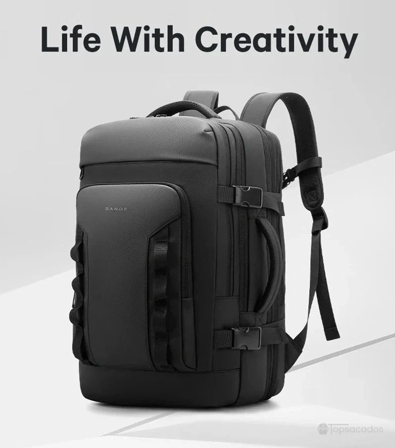 Sac à dos 40L noir mis en scène dans un décor minimaliste avec slogan 'Life With Creativity', reflétant son usage urbain moderne.