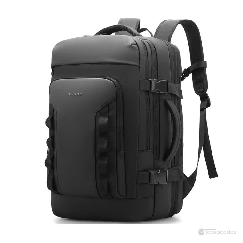 Sac à dos 40L noir présenté en angle latéral, mettant en valeur les fermetures éclair, les sangles latérales et le design ergonomique.