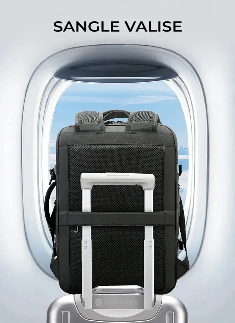 Sac à dos 40L fixé sur une valise via sa sangle arrière, idéal pour les voyageurs en avion.