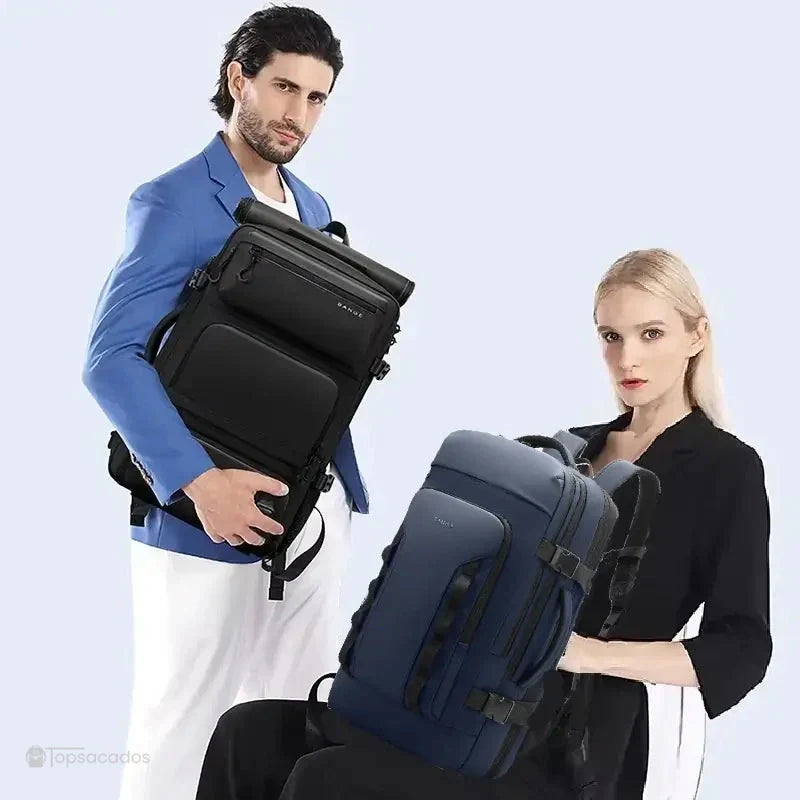 Homme en costume portant un sac à dos 40L noir, illustrant l'élégance et la praticité pour un usage professionnel.