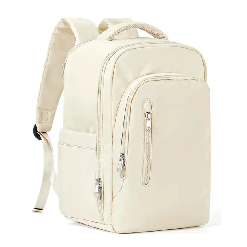 Sac à dos 40x20x25 beige vu de trois quarts, avec multiples poches zippées et tissu lisse, présenté sur fond blanc neutre.