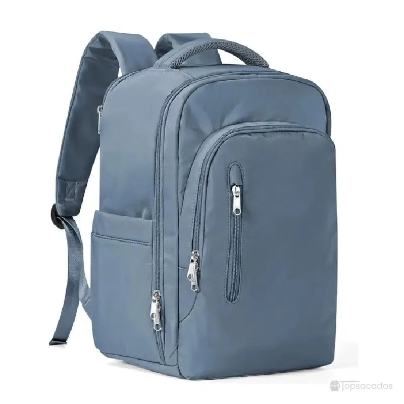 Sac à dos 40x20x25 bleu foncé avec poches frontales et latérales visibles, idéal pour les trajets quotidiens, isolé sur fond clair.