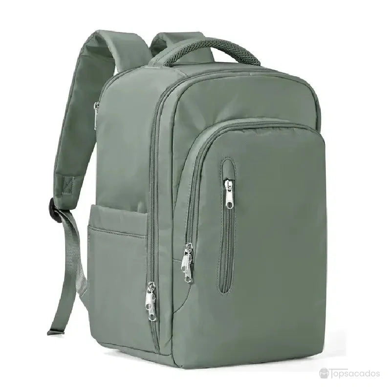 Sac à dos 40x20x25 vert kaki avec détails zippés et design compact, pensé pour les voyageurs, capturé sur fond neutre.