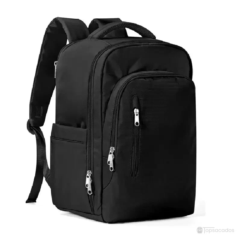 Sac à dos 40x20x25 noir élégant avec finitions zippées argentées et compartiments spacieux, vu sous un angle de trois quarts.