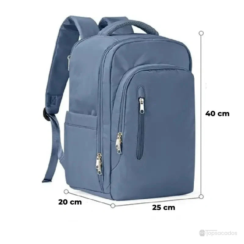 Sac à dos 40x20x25 bleu avec flèches dimensionnelles affichant 40 cm de hauteur, 20 cm de profondeur et 25 cm de largeur.