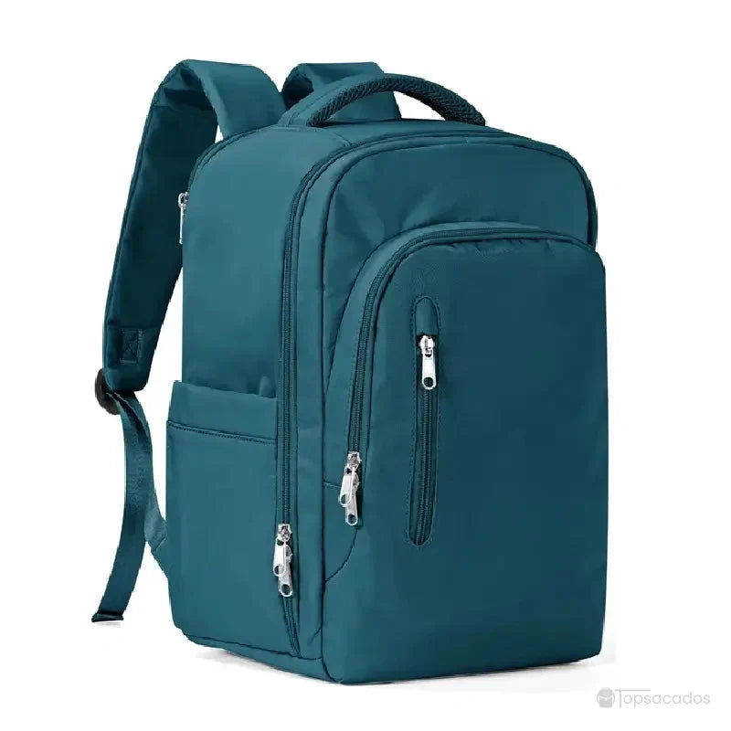 Sac à dos 40x20x25 bleu paon vu de trois quarts, avec finitions soignées et plusieurs compartiments zippés, posé sur fond blanc neutre.